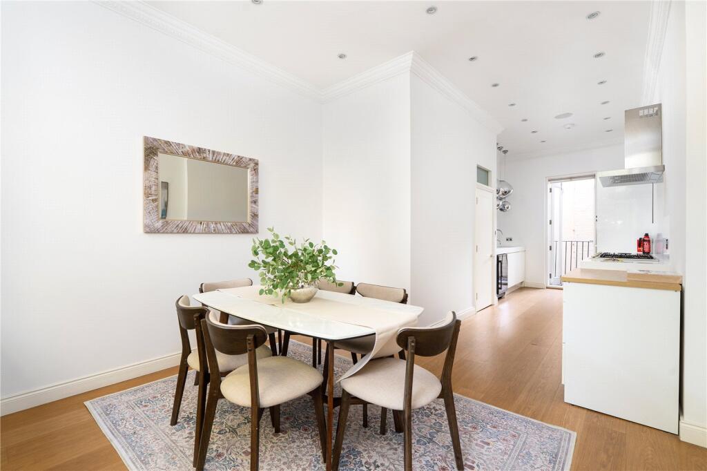 3 bedroom maisonette for sale in Connaught Square, Hyde Park, London, W2
